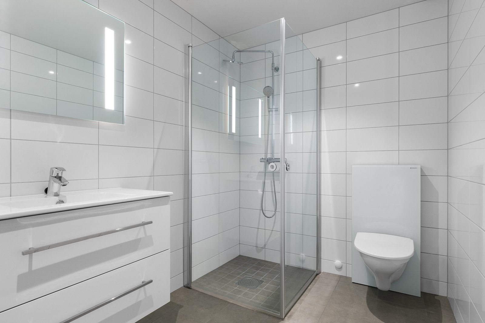 Flott baderom med fliser på gulv og vegger. Galleribilde