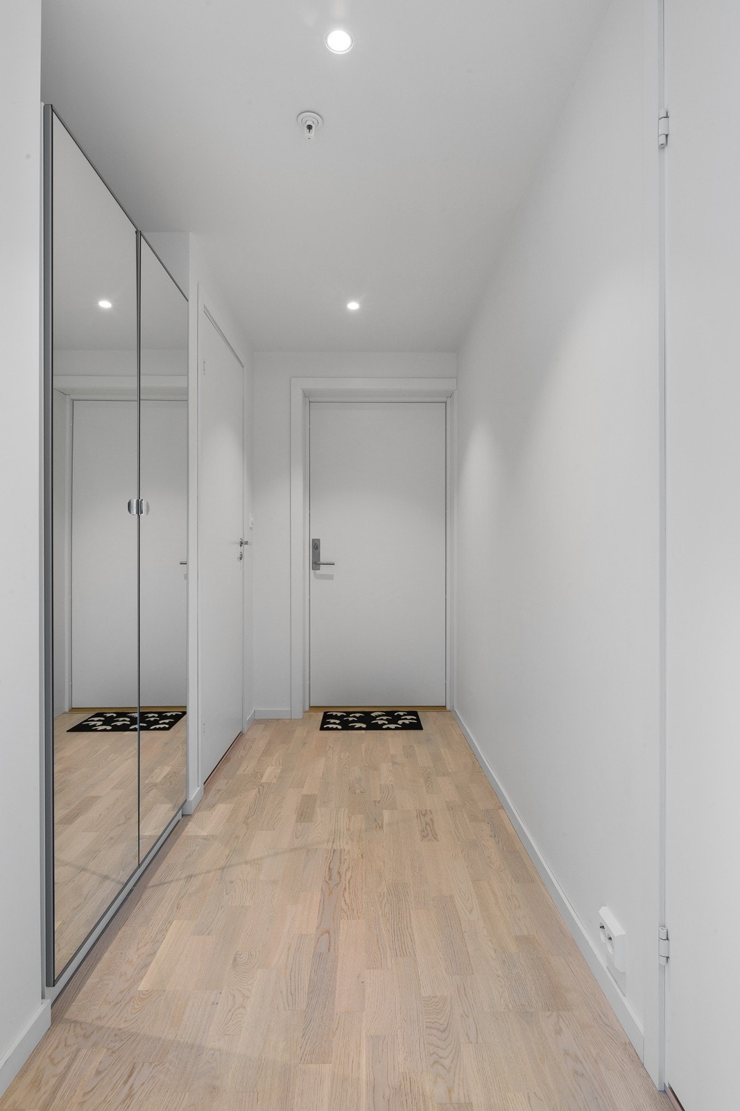 Velkommen inn til et hyggelig inngangsparti med god oppbevaringsplass i innfelt garderobeskap med speildører. Galleribilde