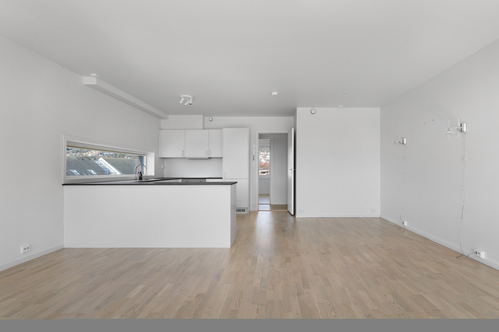 Stue med åpen kjøkkenløsning gir en praktisk og luftig romløsning. Galleribilde