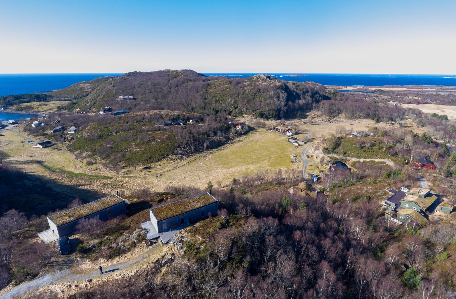 Tomtene er omkranset av vakker natur med rå beliggenhet Galleribilde