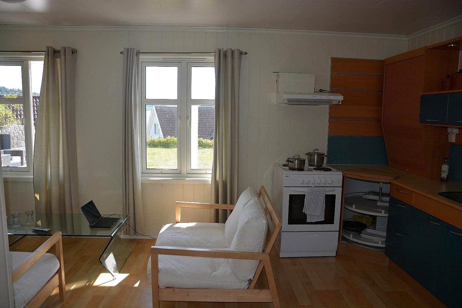 Utleiedelen er utleid, og de neste bildene er tatt privat før leietager flyttet inn og tas med for oversiktens skyld. Galleribilde