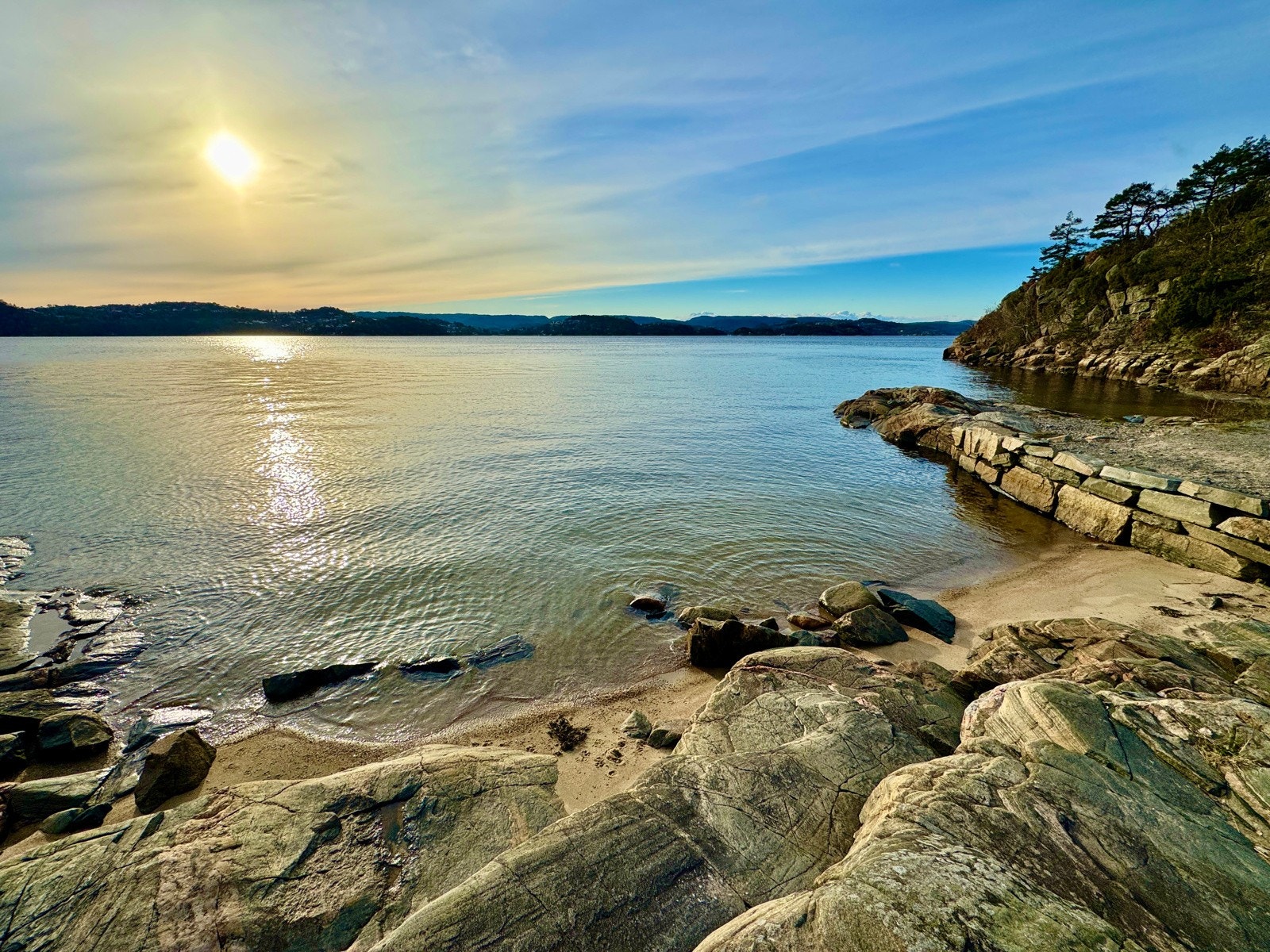 En idyllisk strand like bortenfor eiendommen. Galleribilde