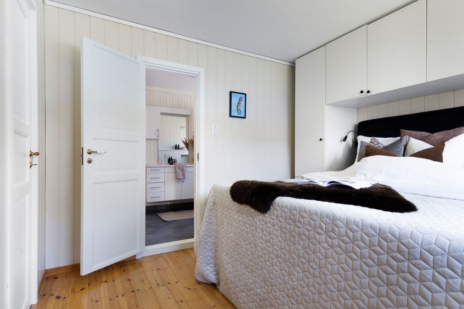 Hovedsoverommet har inngang fra gang og direkte fra badet. Galleribilde