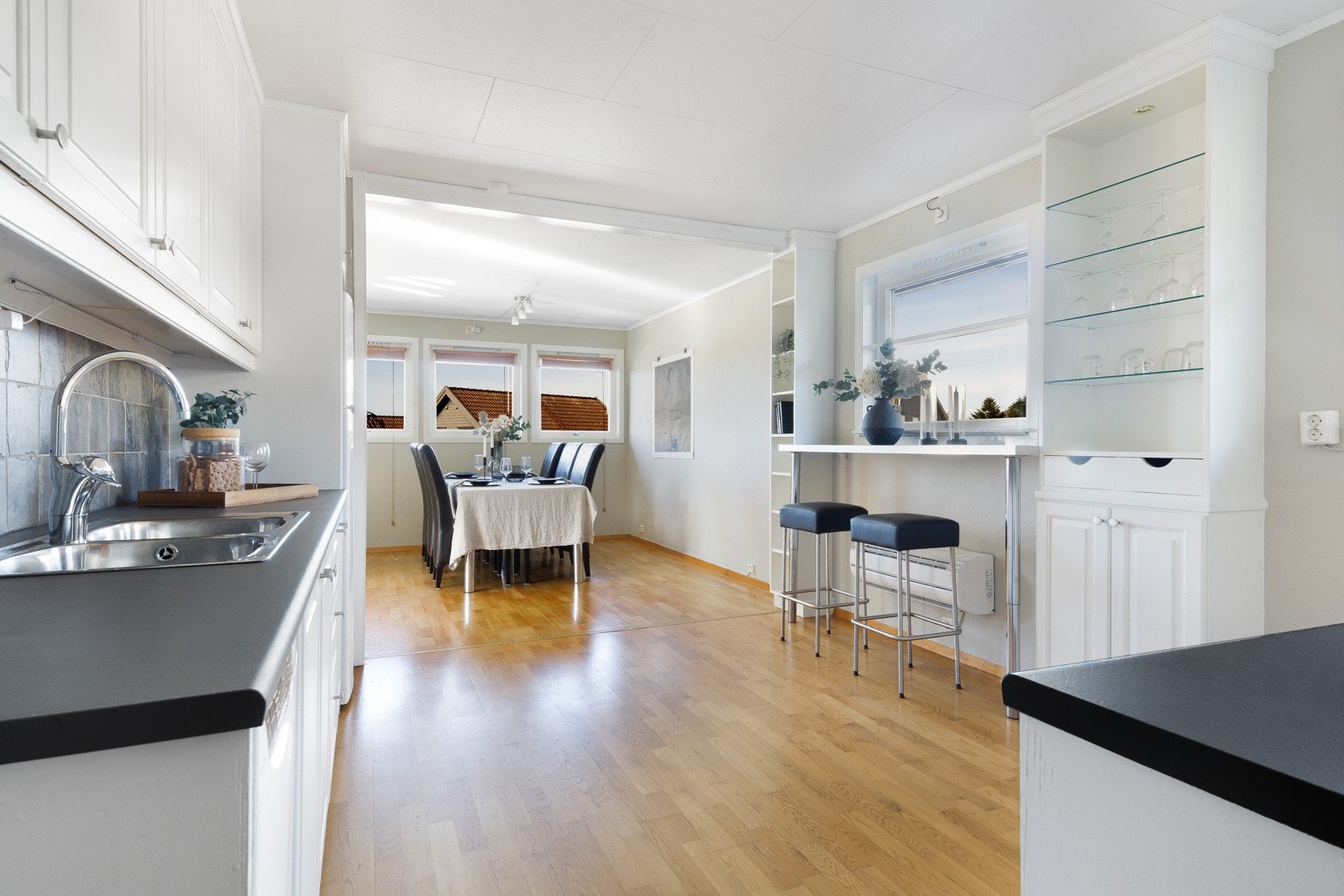 Kjøkkenet er malt i lyse, moderne farger. Galleribilde