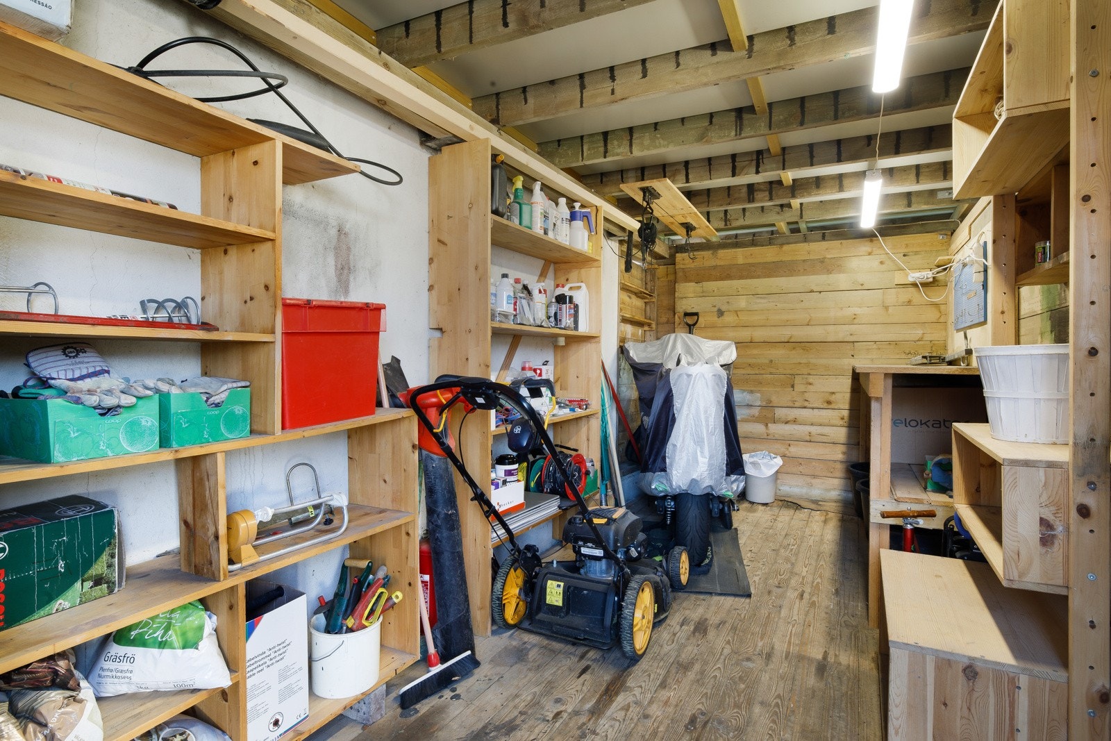 Praktisk redskapsbod, perfekt for oppbevaring av hageutstyr. Galleribilde