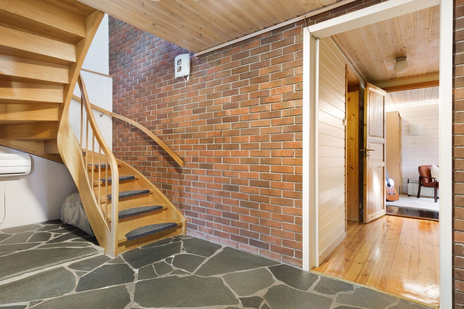 Et av husets særegent og unikt preg er mursteinen. Galleribilde