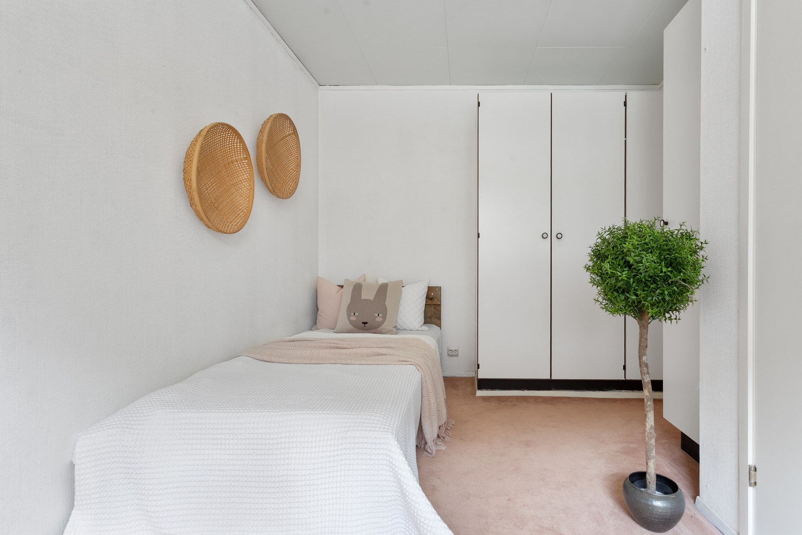 Soverom 2 med garderobeskap Galleribilde