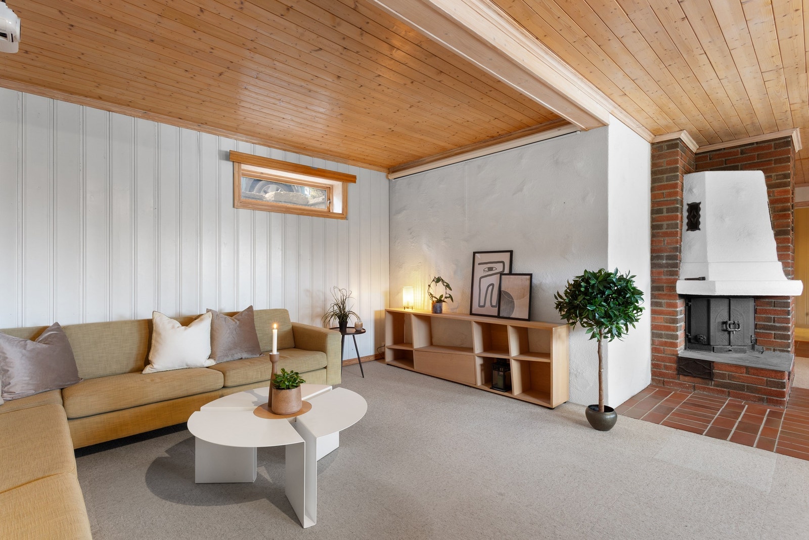 Delen av kjellerstuen hvor sofaen står er ikke omsøkt til rom for varig opphold Galleribilde