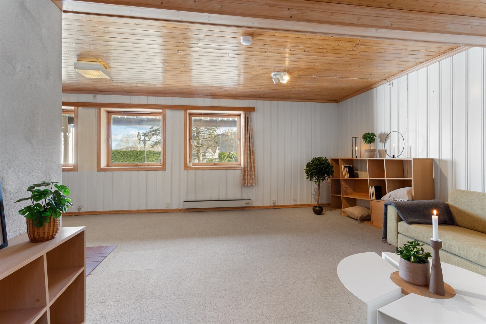 Kjellerstue med plass til sofagruppe. En del av stuen er ikke omsøkt til varig opphold. Galleribilde