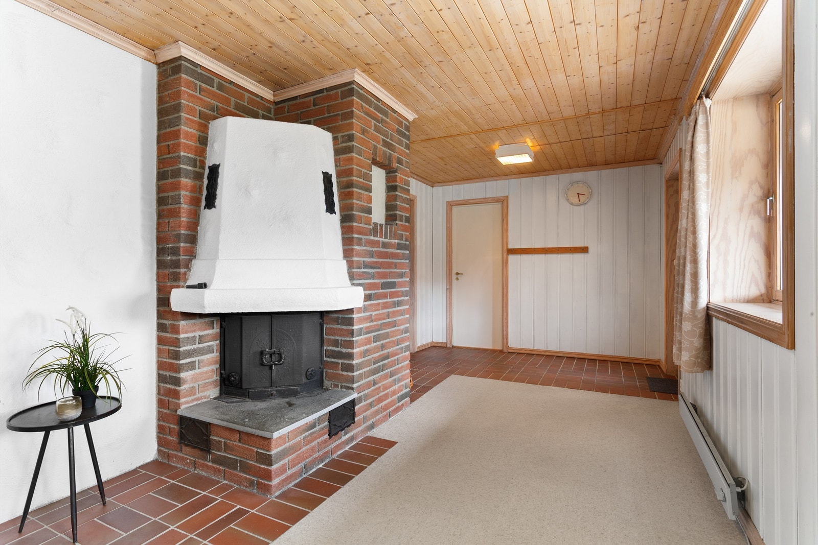 Feil ble oppdaget mellom peisinnsats og pipen i underetasjen. Huseier informerer om at peisinnsats i underetasjen av den grunn ikke er i bruk Galleribilde