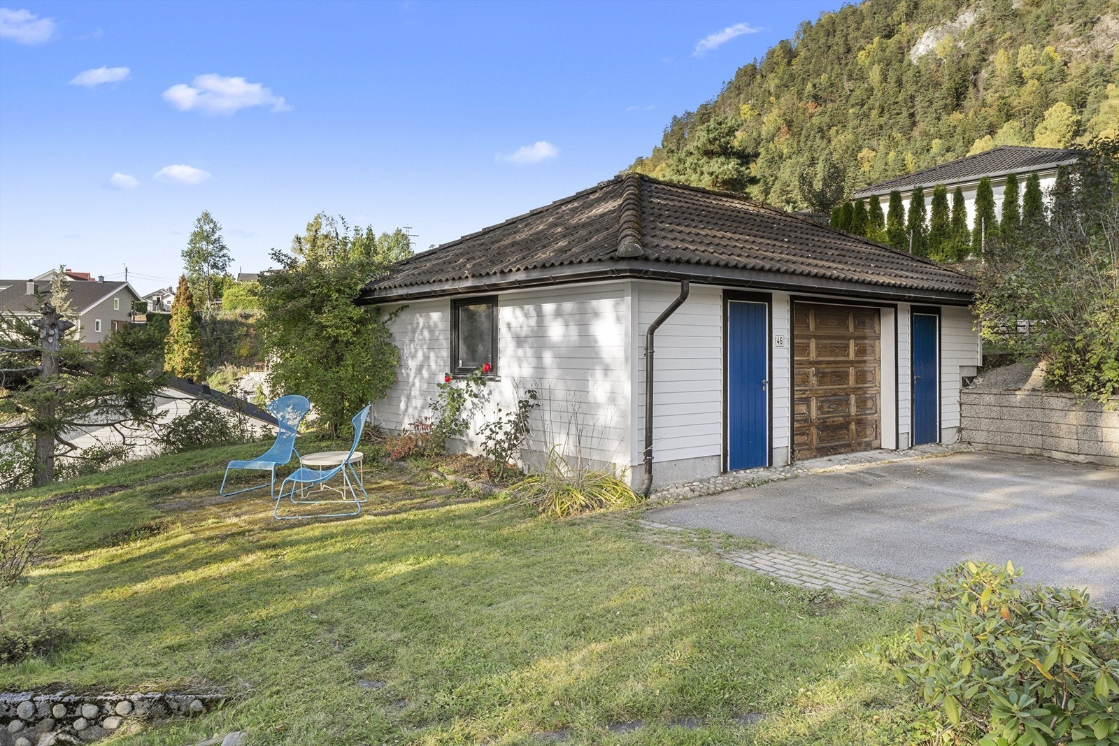 Garasje med boder.jpg Galleribilde