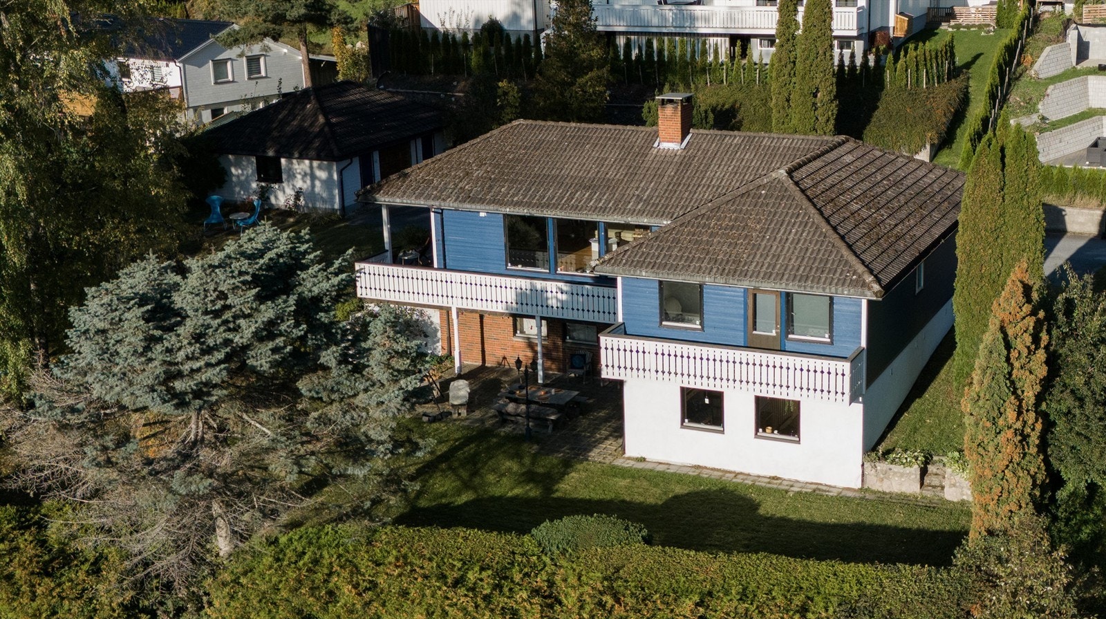 Stor og usjenert hage med flere uteplasser Galleribilde