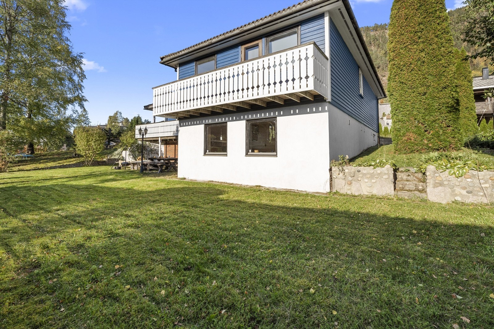 Fin hage med plenarealer Galleribilde