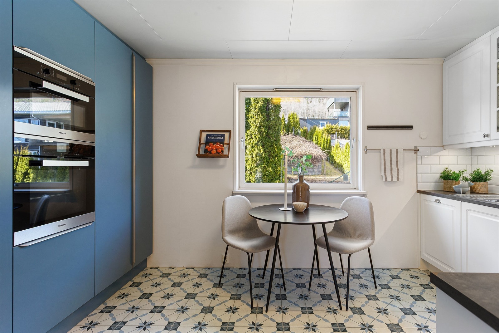 Integrert kjøleskap, komfyr og mikrobølgeovn i høyskap Galleribilde