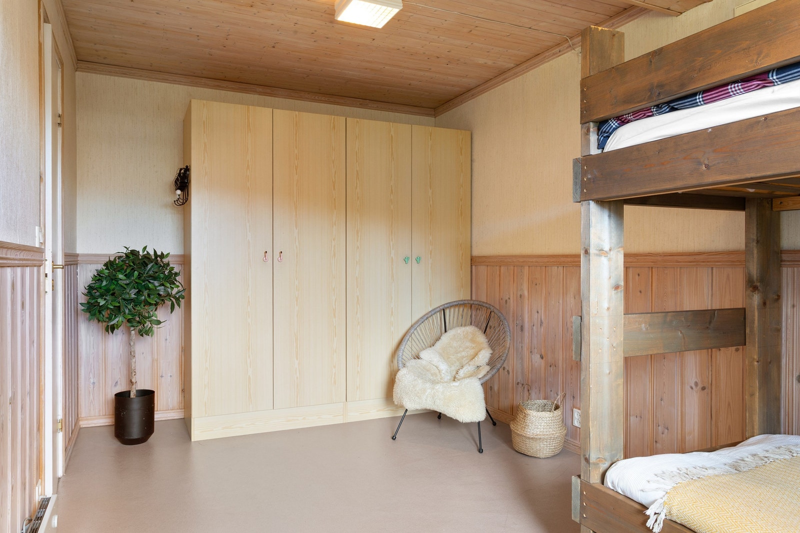 Rom innredet som soverom er ikke omsøkt til rom for varig opphold. Rommet har oppbevaring i garderobeskap. Galleribilde