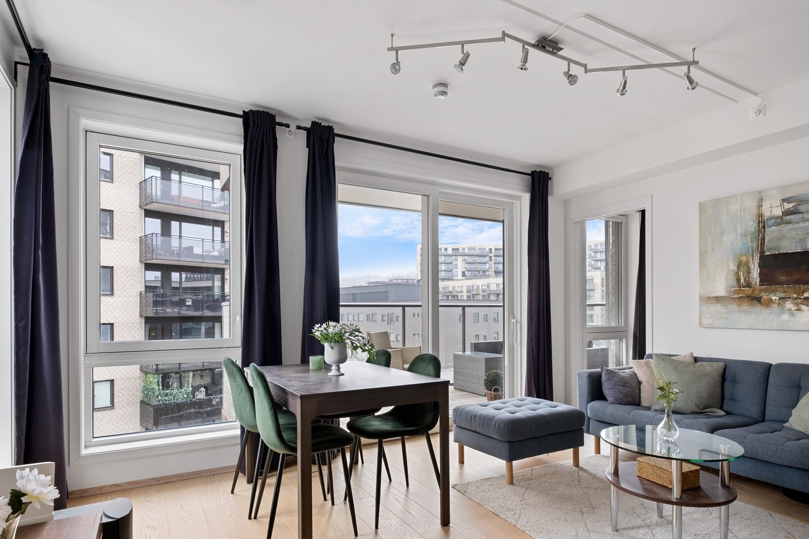 Leiligheten har en god planløsning med plass til flere sosiale soner. Galleribilde