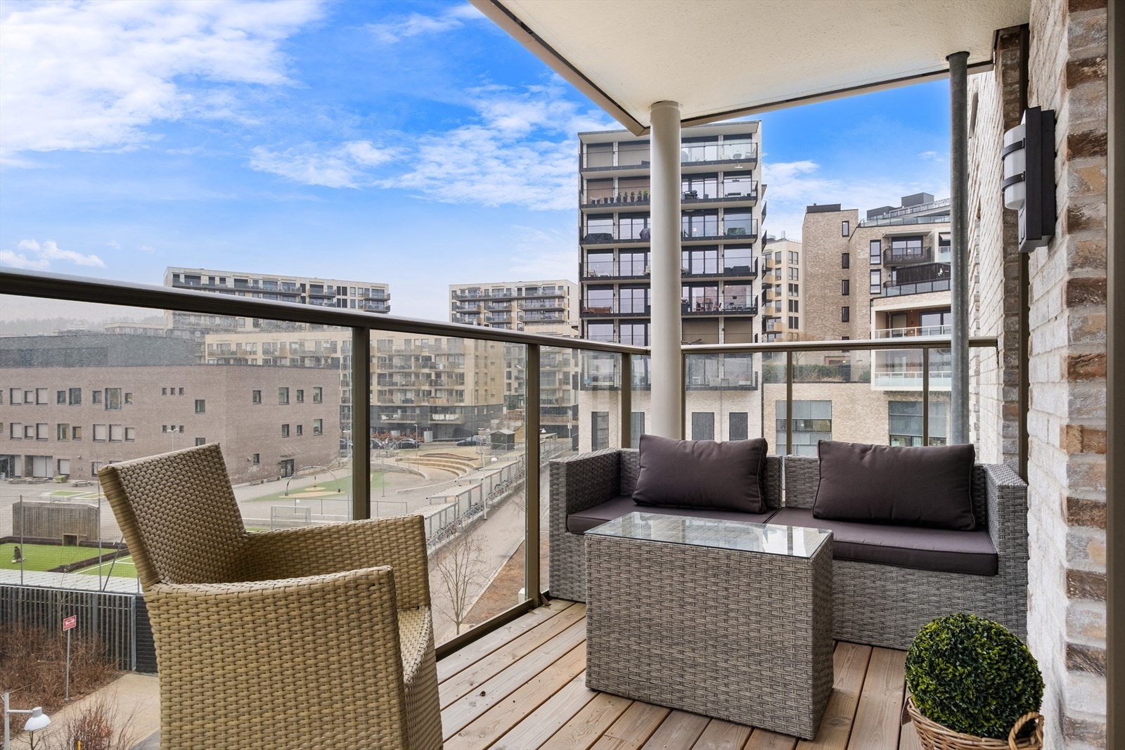 En lys og luftig 2-roms leilighet med stor og solrik balkong på ca. 9 kvm. Galleribilde