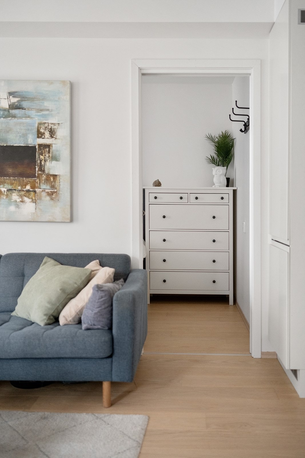 I tilknytning til stuen finner man også leilighetens soverom. Galleribilde