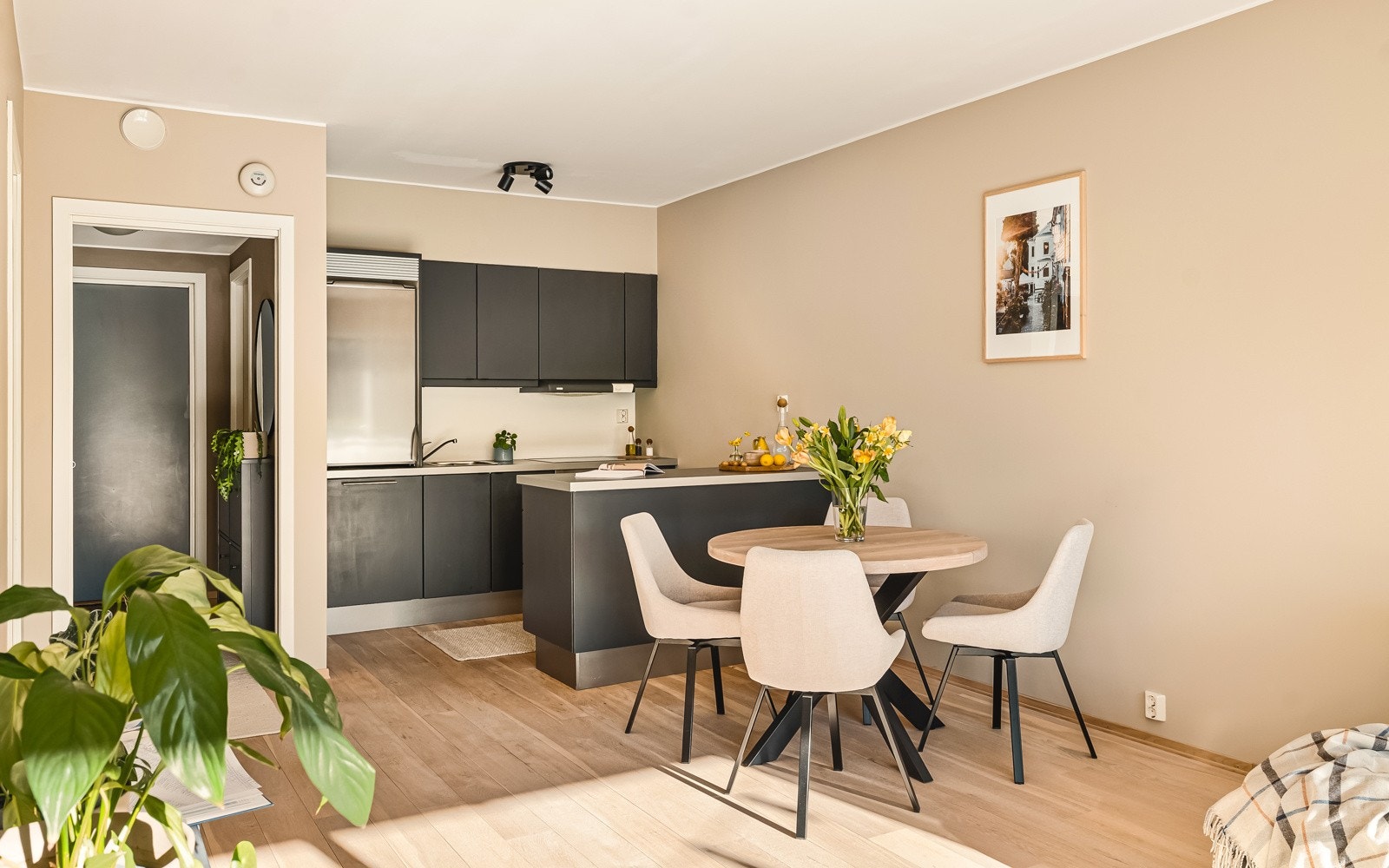 Følgende hvitevarer er integrert og medfølger handelen: stekeovn, keramisk platetopp, oppvaskmaskin, kjøleskap og ventilator. Galleribilde