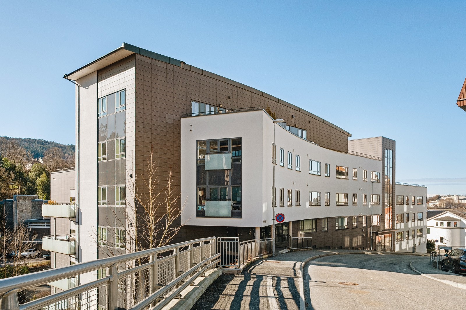 Her bor man omkranset av flott natur, tett på store arbeidsplasser og kort vei unna det aller meste! Galleribilde