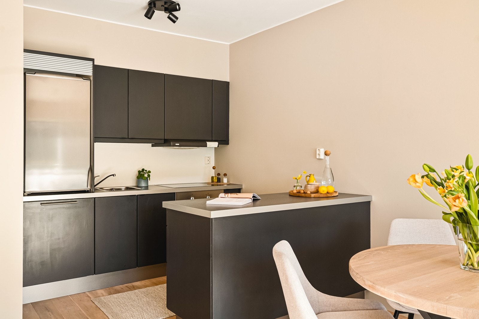 Kjøkkenet har kjøkkeninnredning fra HTH med glatte fronter, benkeplate i laminat og nedfelt stålvask med ett-greps blandebatteri. Galleribilde