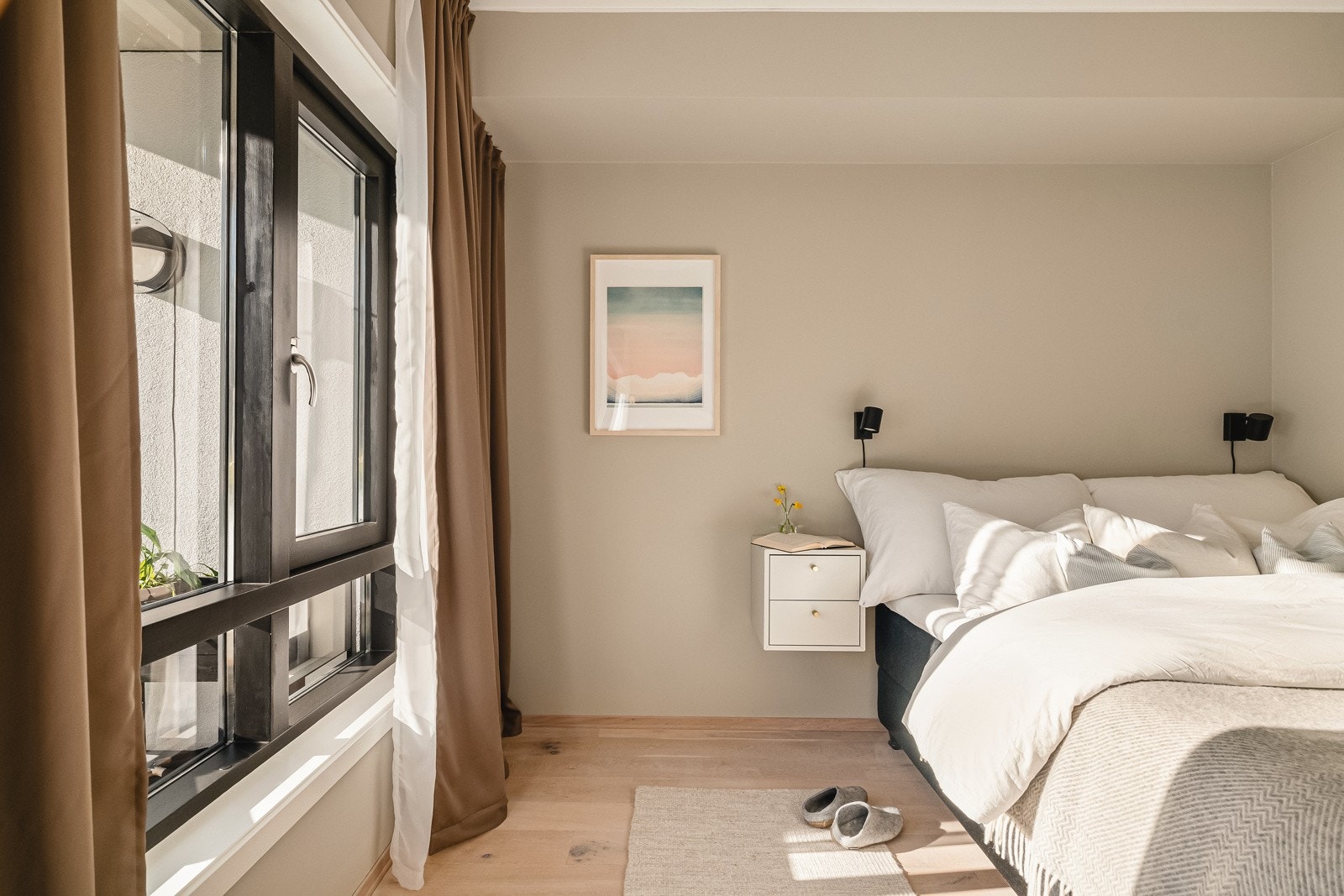 Innred med seng, garderobe og annet passende møblement. Galleribilde