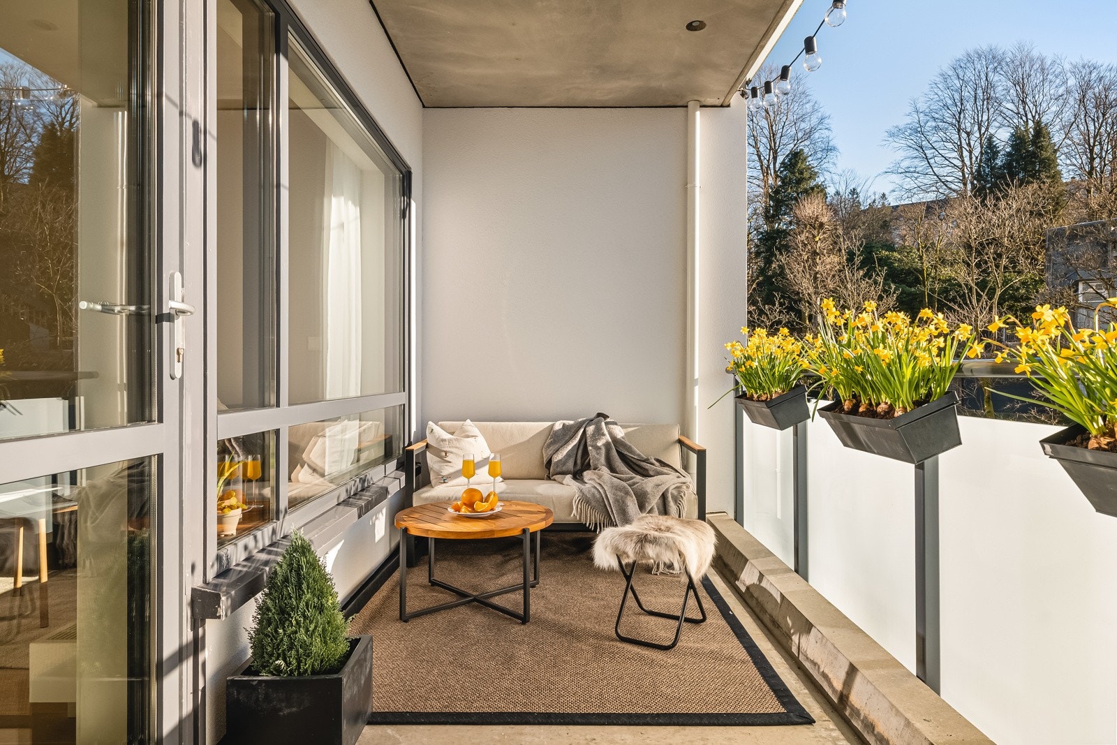 Fra stuen er det utgang til en herlig overbygget balkong som måler 11 kvadratmeter. Galleribilde