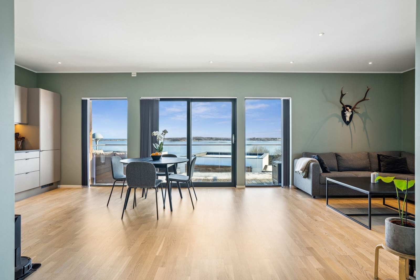 Åpen og lys stue-kjøkken løsning. Galleribilde