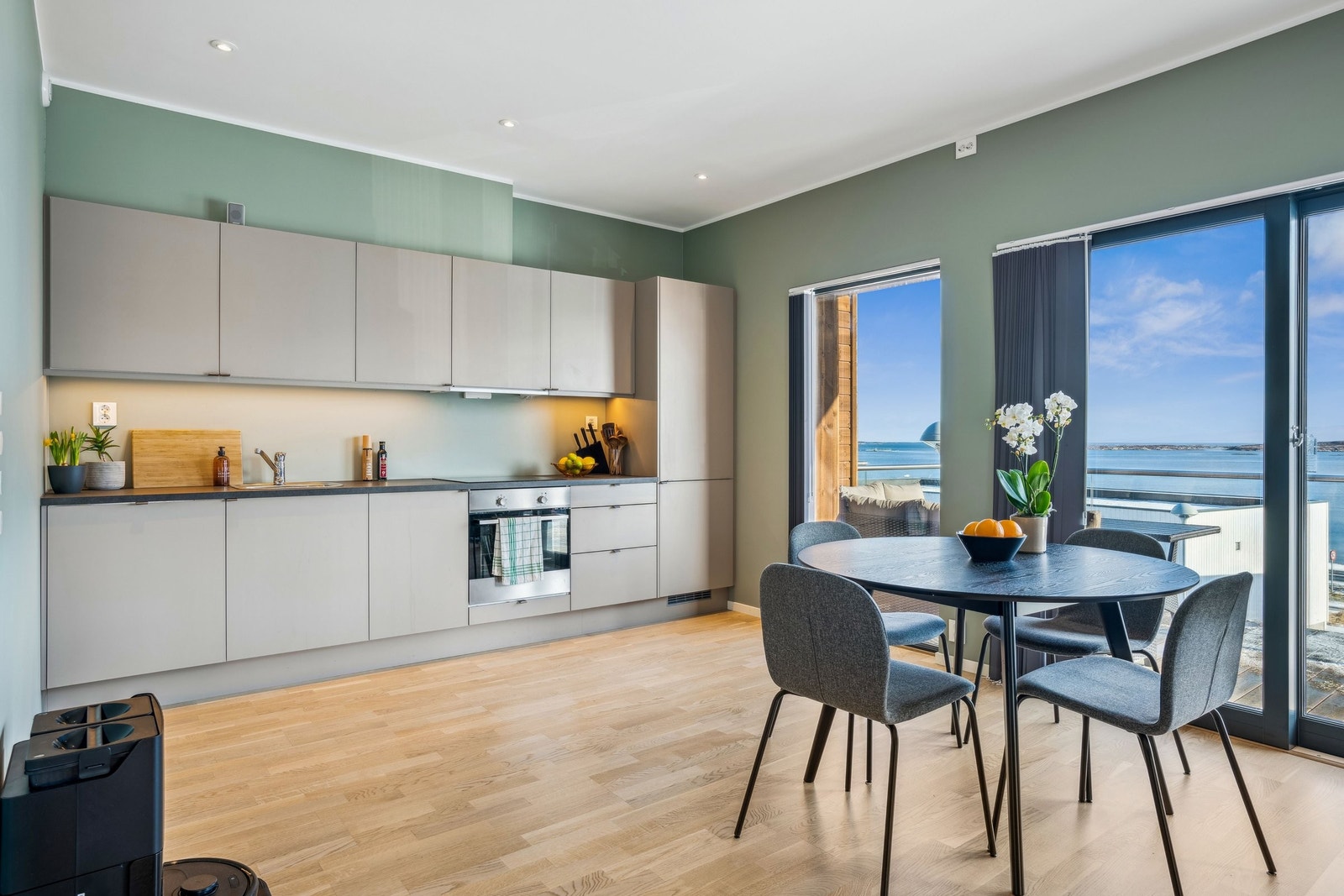 Moderne kjøkken med god plass til et spisebord. Galleribilde