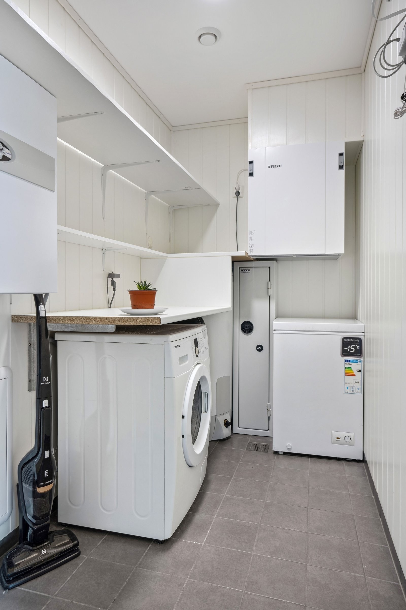 Praktisk innredet vaskerom/tekniskrom. Galleribilde