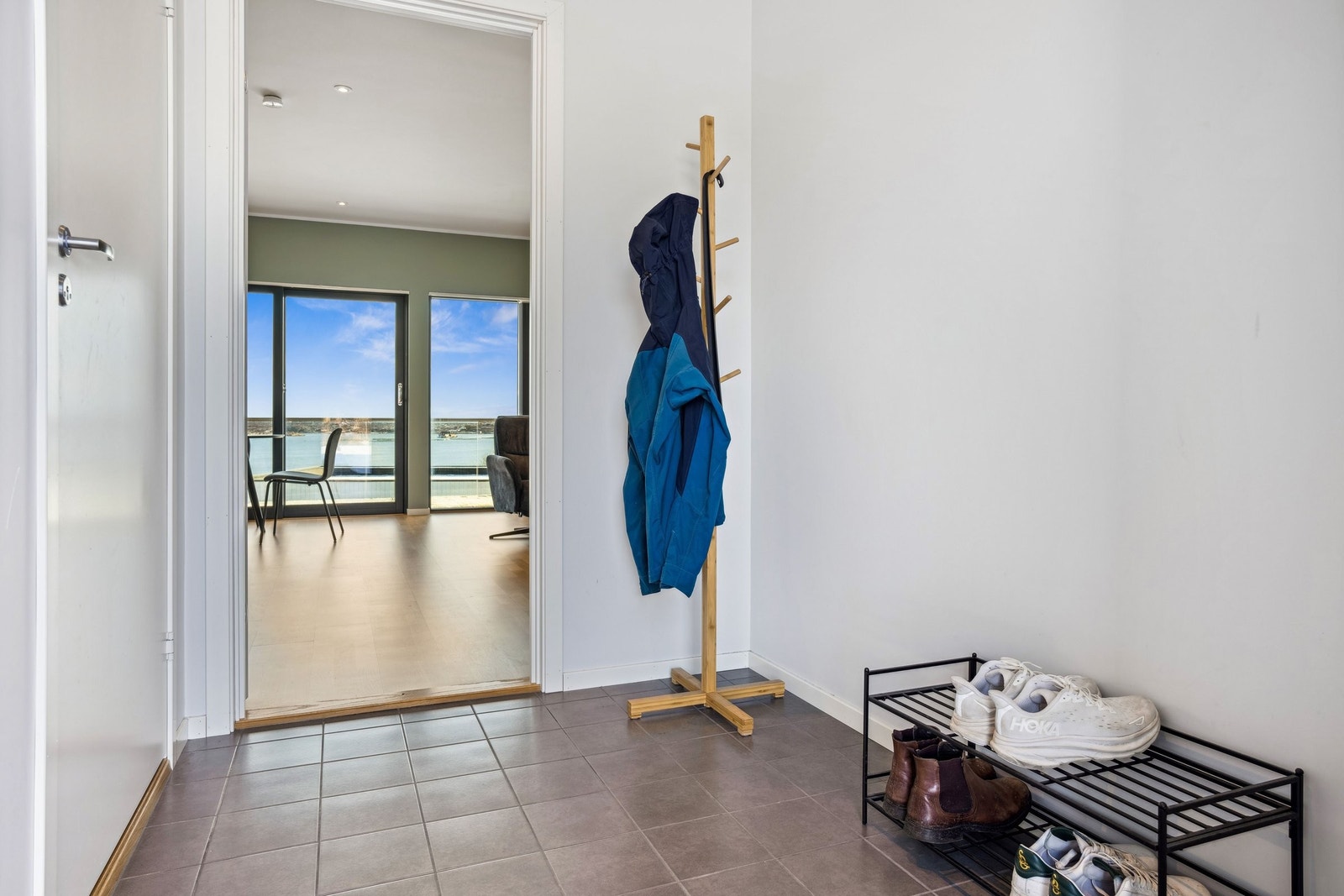 Flislagt entré med utsikt i bakgrunn. Galleribilde