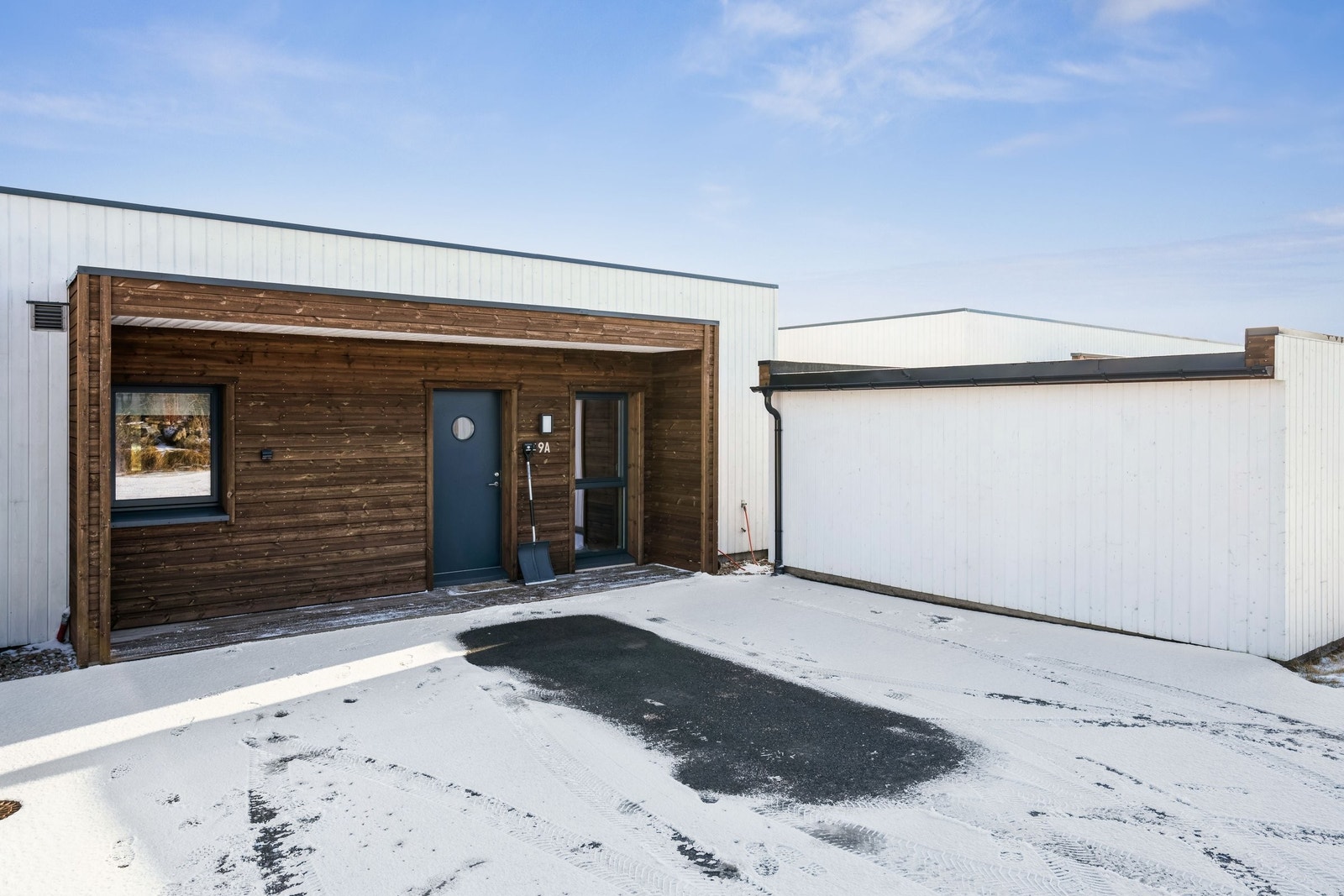 Egen parkering til 2-3 biler. Galleribilde