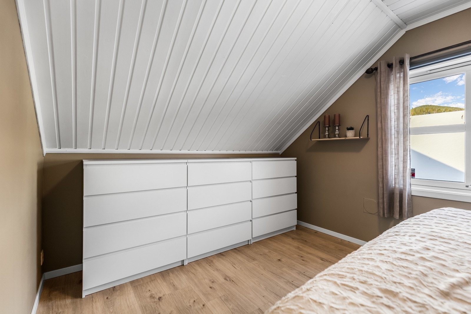 Hovedsoverommet er malt i en behagelig, trendy beigefarge. Galleribilde
