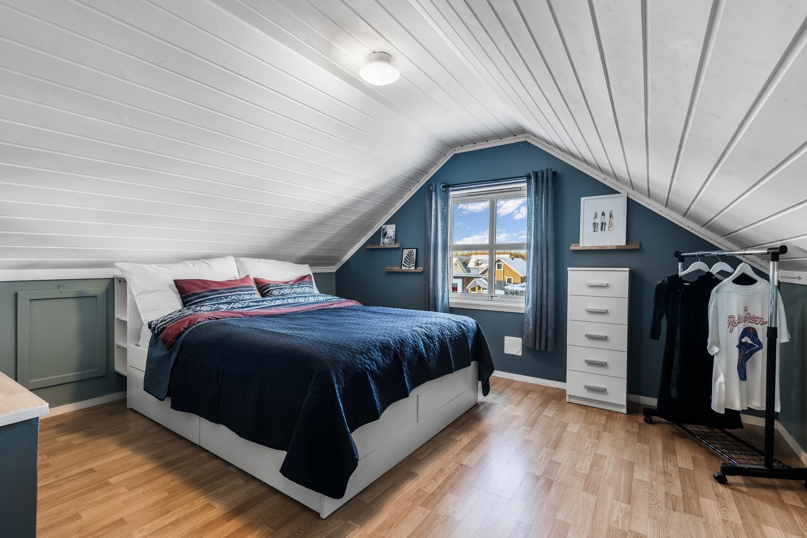 Hele fem soverom betyr mange valgmuligheter for familien, og ved behov kan rommene benyttes som kontor, walk-in closet eller ekstra stue. Galleribilde