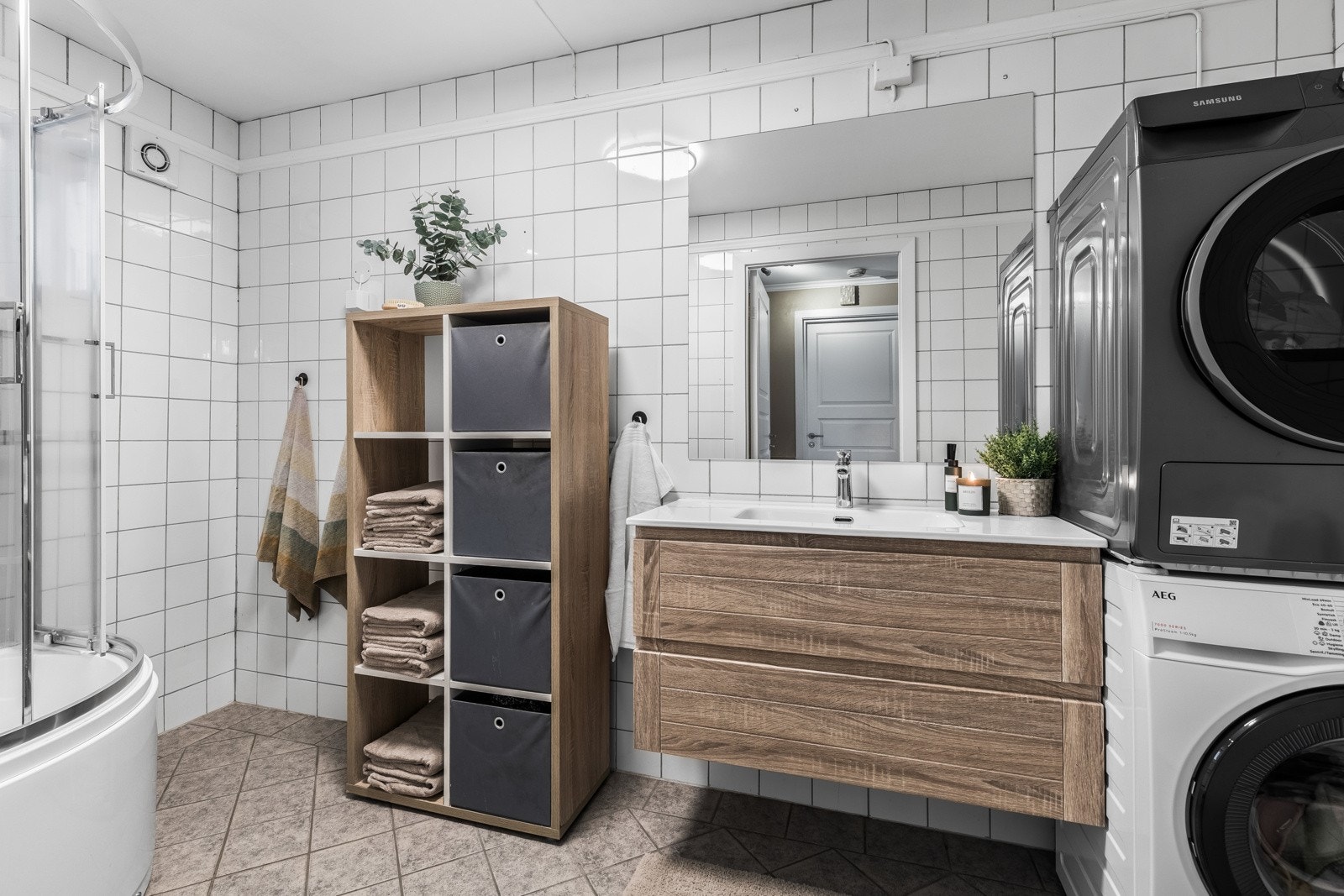 Opplegg for vaskemaskin er etablert, og på badet er det toalett, varmekabler og et dusjkabinett med kar. Den øvrige innredningen består av en servant med skuffer og tilhørende speil. Galleribilde