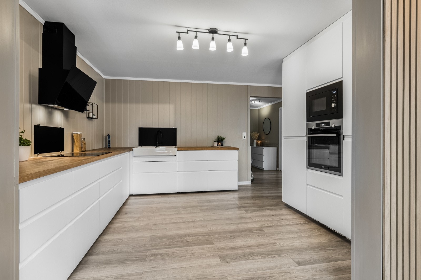 Stilen på kjøkkenet er lik den presentert i stuen; gråmalte vegger og 1-stavs laminatgulv med varme. Galleribilde