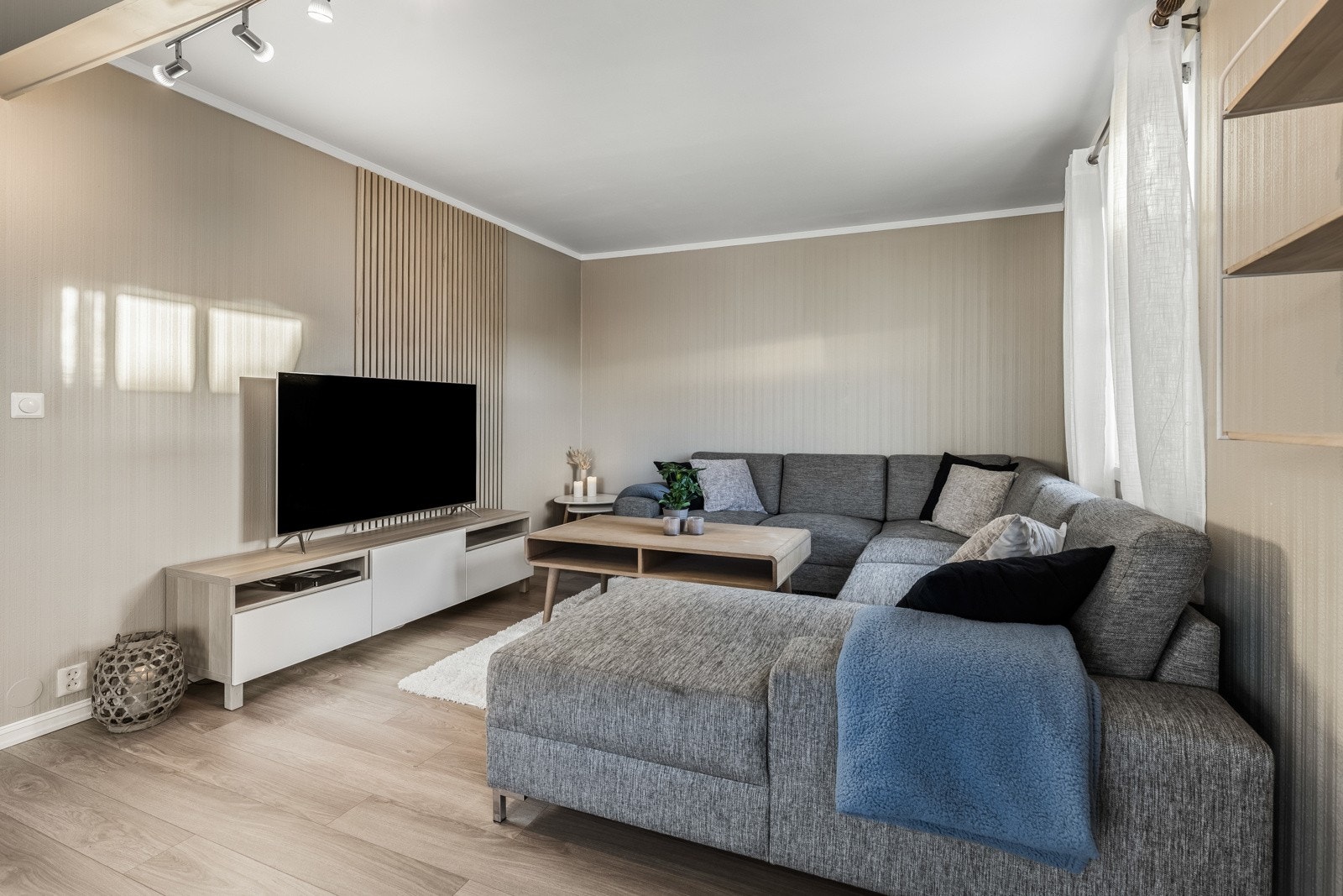 Trendy spiler bryter opp det grå på flere vegger og gir ekstra liv til rommet. Galleribilde