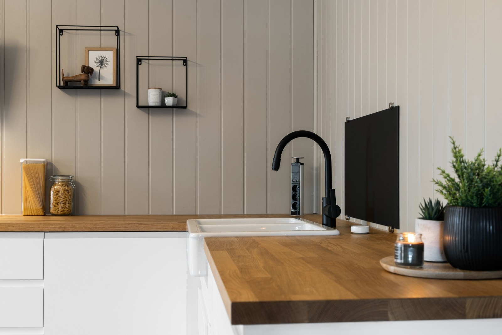 For et luftigere uttrykk er overskap droppet til fordel for åpne flater og hyller, men det er likevel rikelig med både skap- og benkeplass. Galleribilde
