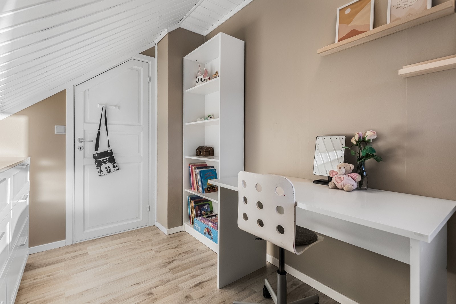 Her er det også plass til en skrivepult, helt ideelt for litt lekselesing. Galleribilde