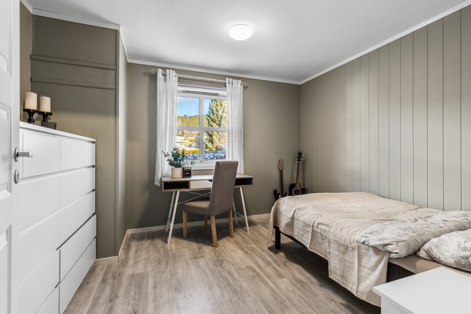 Boligen har til sammen fem soverom, fordelt med ett i første etasje og fire sammen i andre etasje. Soverommet nede er utstyrt med varme i gulvet. Galleribilde