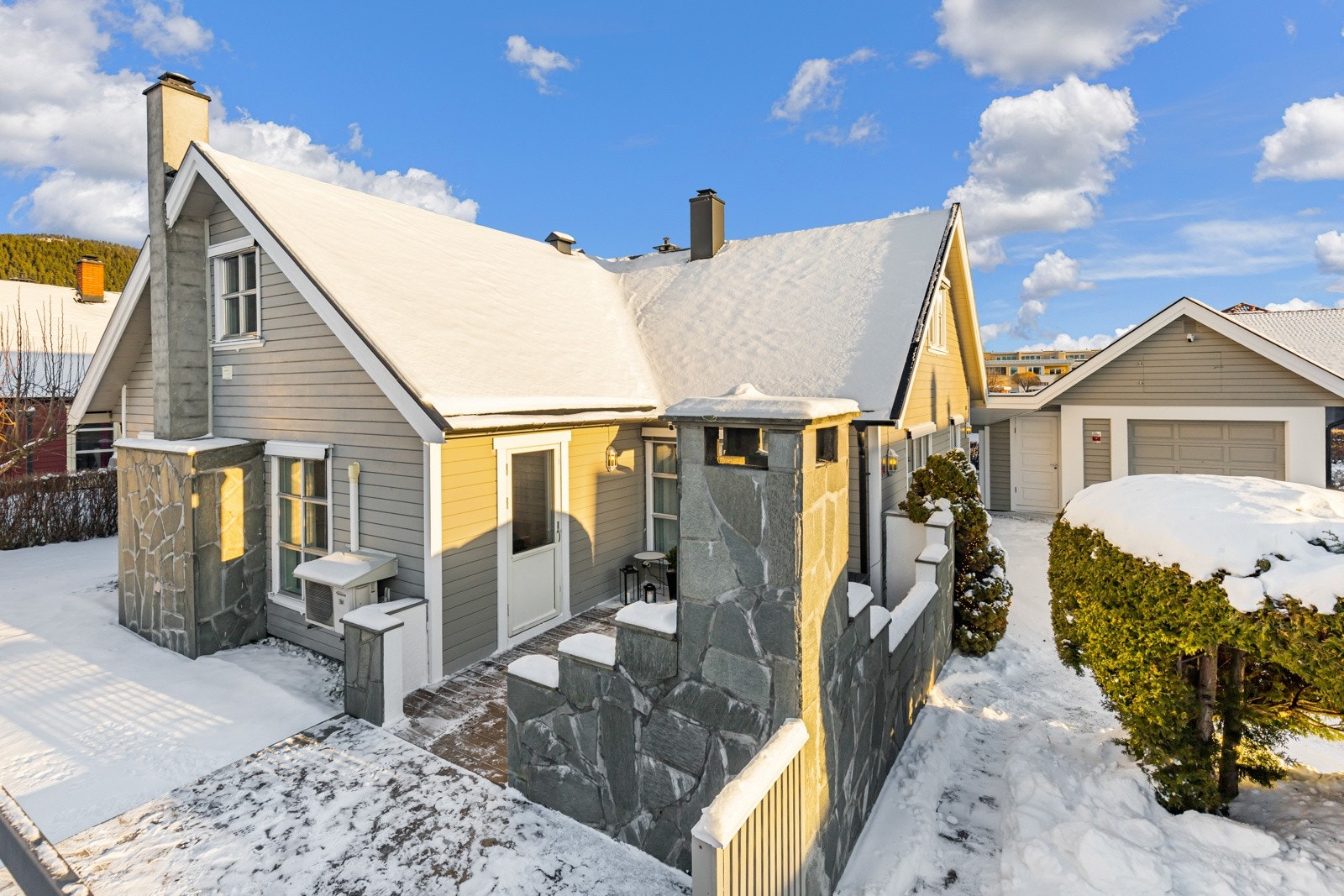 Privatmegleren ved Magnus Fevang Landgraff har gleden av å presentere denne flotte familieboligen med garasje, stor terrasse, peis, nytt kjøkken, 2 bad og 5 soverom. Galleribilde