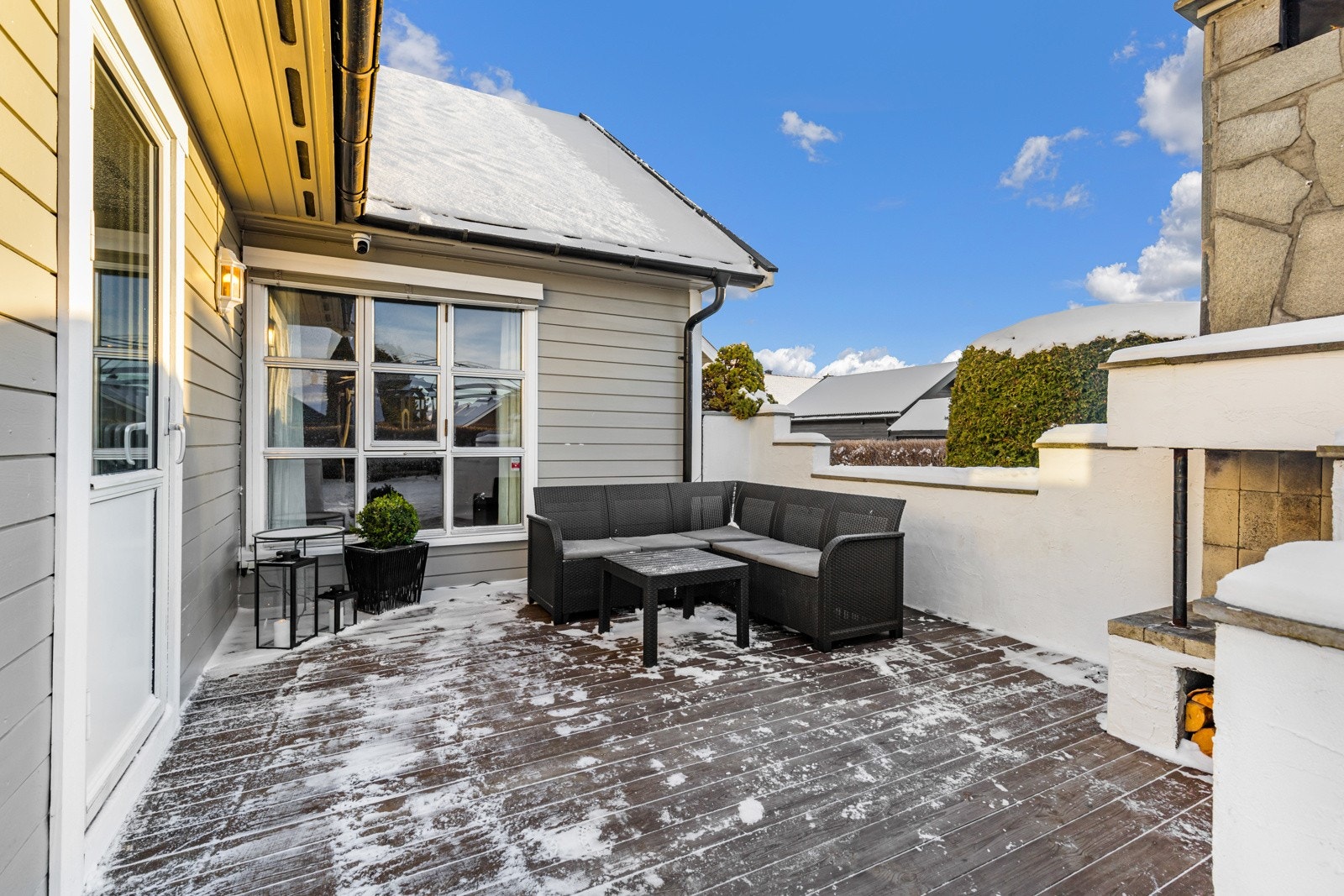 Fra stuen er det utgang til en herlig markterrasse på ca. 52 kvm, hvor en flott, oppmurt utepeis forlenger sommerkveldene. Galleribilde
