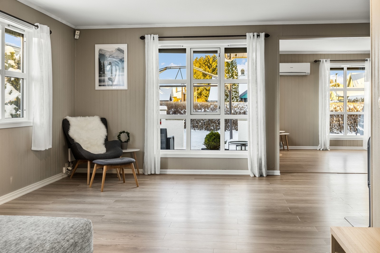 Med både peisovn, gulvvarme, varmepumpe og en plassbygd peis får man det lunt og godt i stuen. Galleribilde