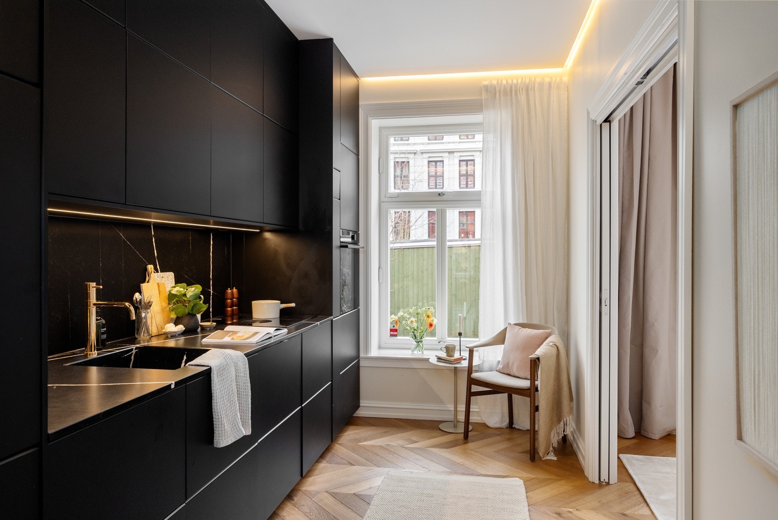 - Kjøkken mot indre gårdsrom med ny innredning 2022/23 med glatte fronter og god skap- og benkeplass - Galleribilde