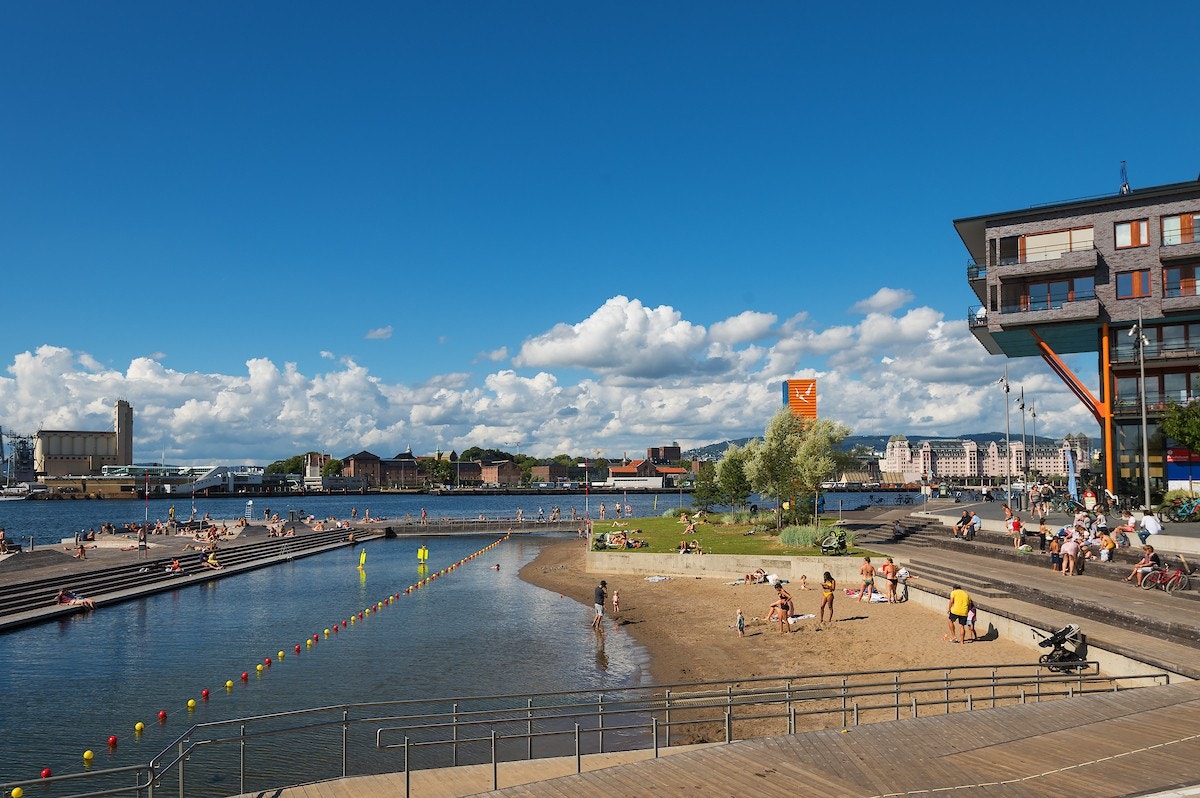 - Man kan nyte sommeren på badestranden på Sørenga - Galleribilde