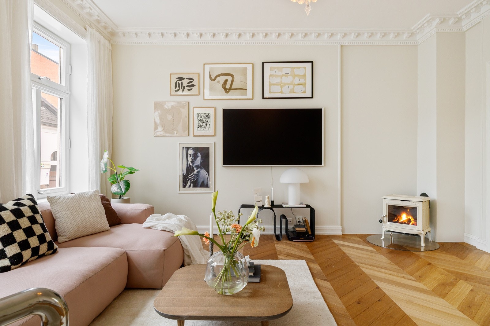 - Romslig stue på ca 27 m² med god plass til sittegruppe, spisebord, bokhylle og reol - Galleribilde