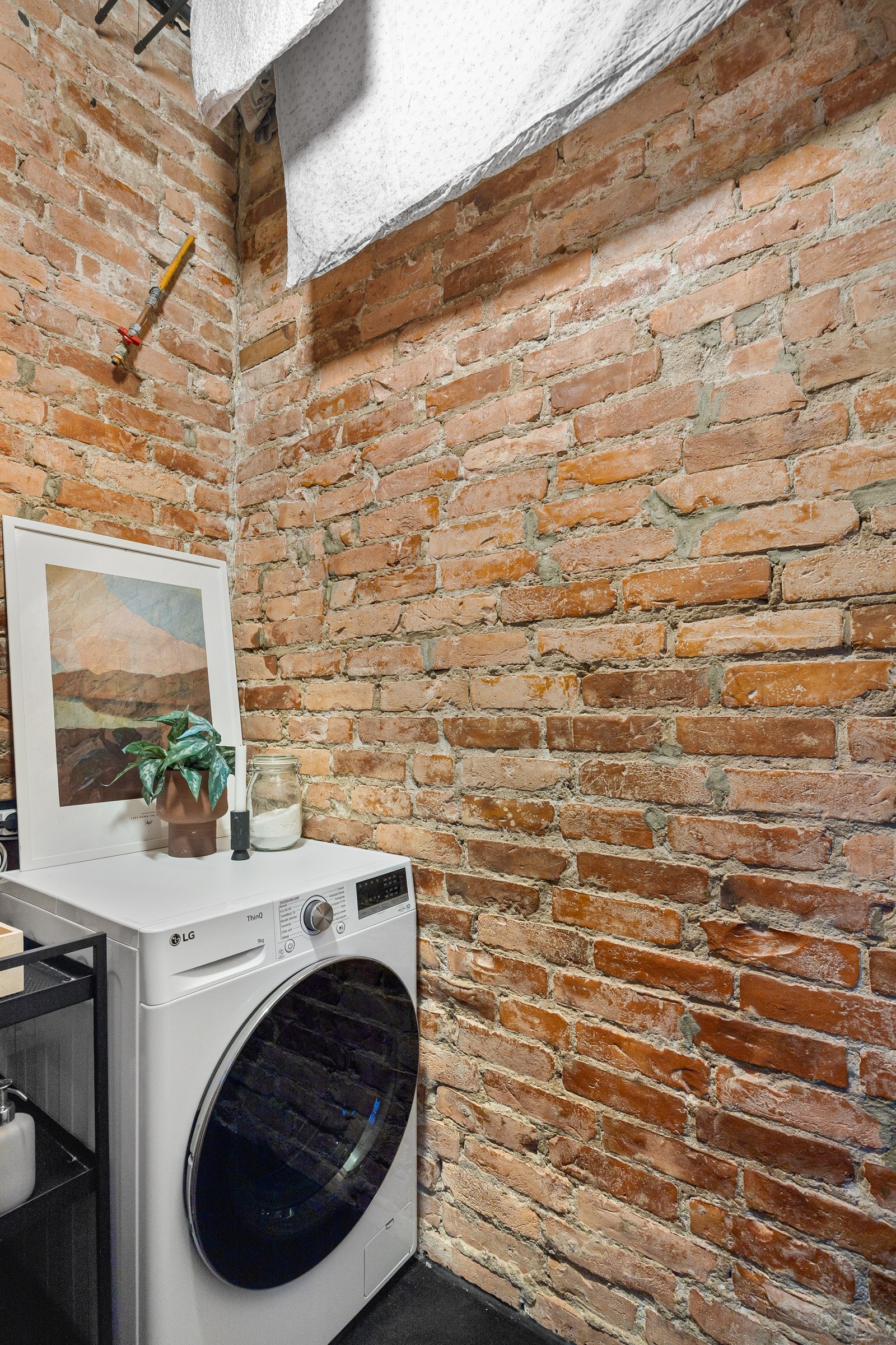 - Opplegg for vaskemaskin i bod i trappeoppgang. Totalt 3 boder: 9 m² i kjeller, 2 m² i trappeoppgang og 5 m² på loft - Galleribilde