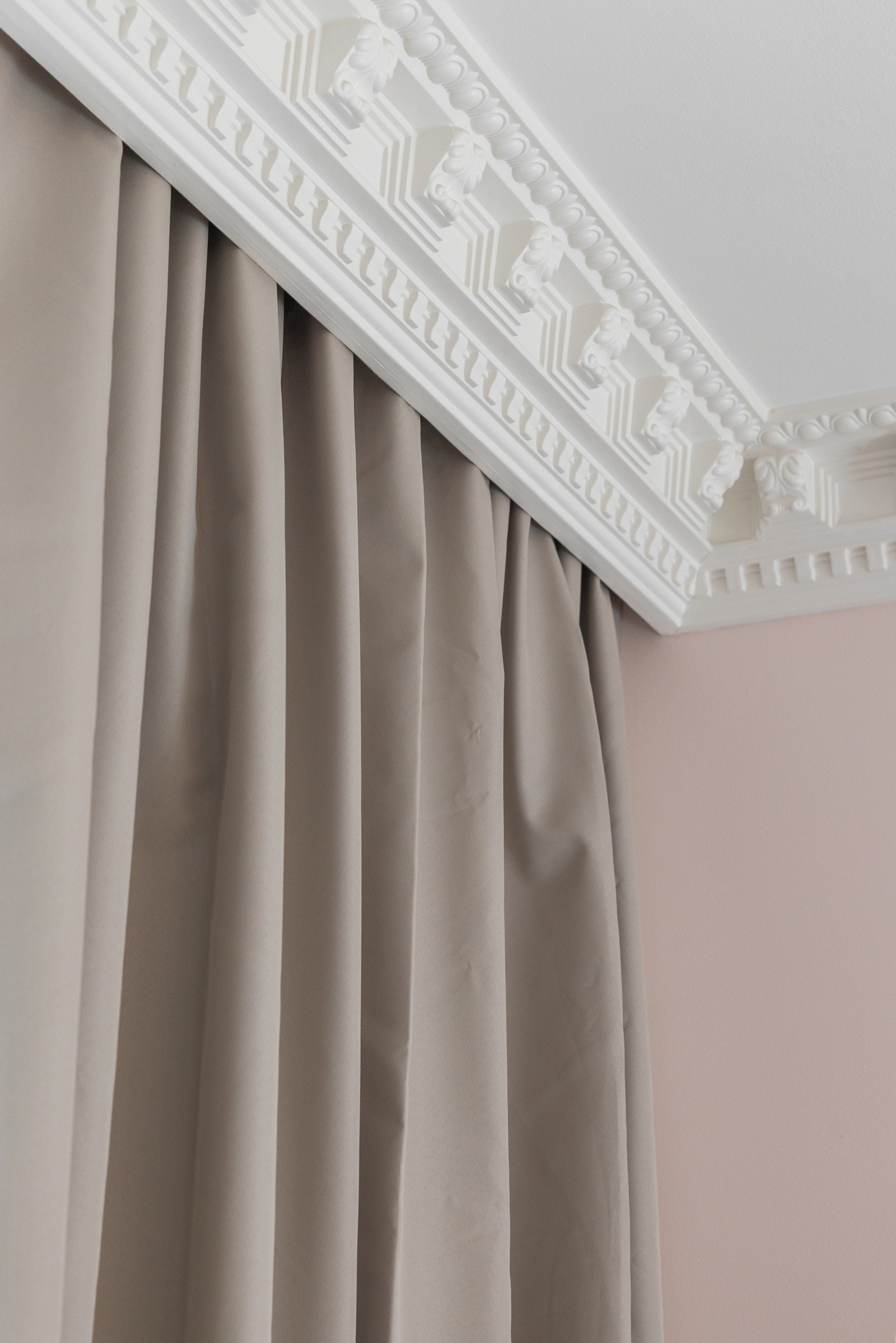 - Stukkaturen skjuler gardinopphenget - Galleribilde