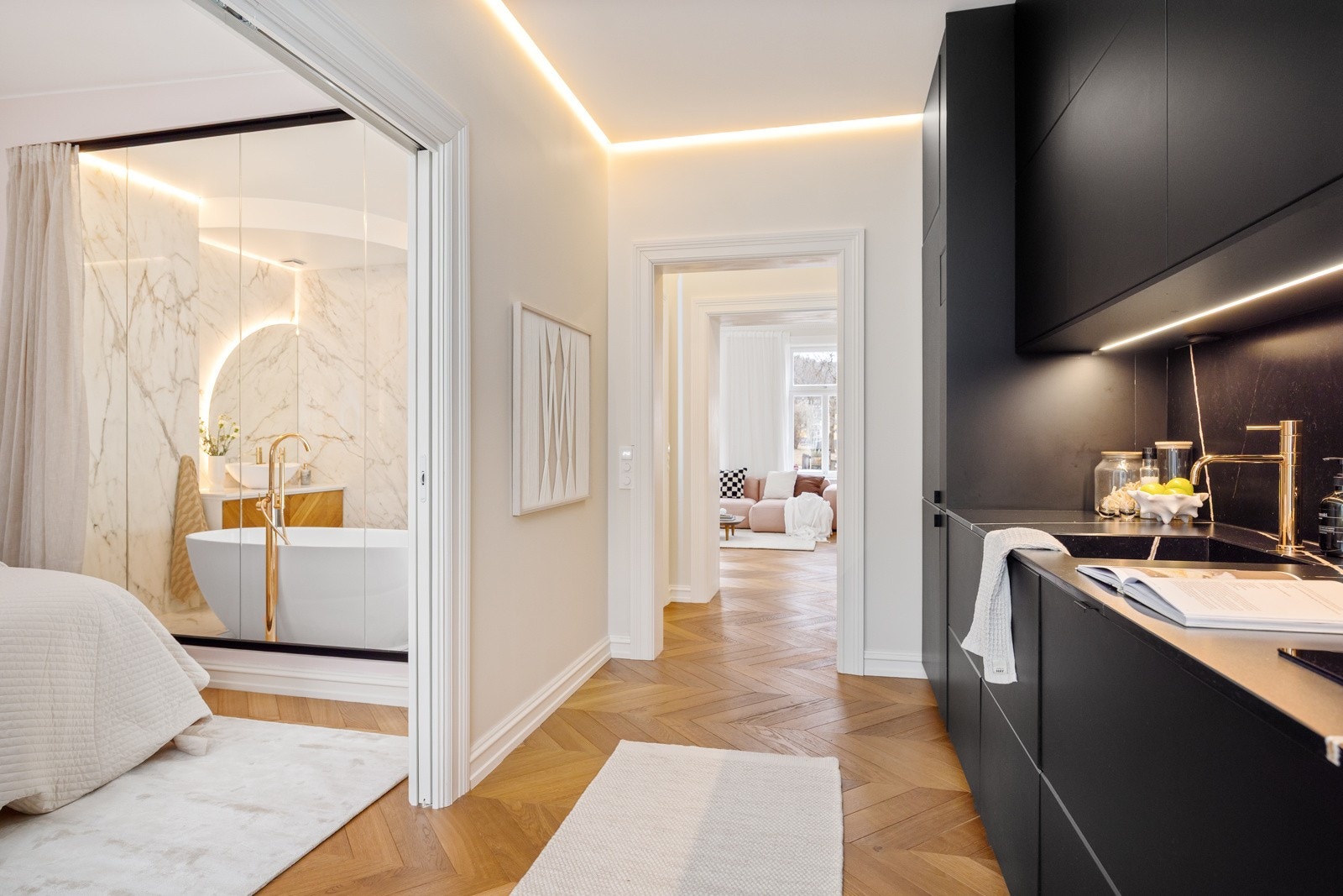 - Kjøkken mot soverom, mellomgang og stue - Galleribilde