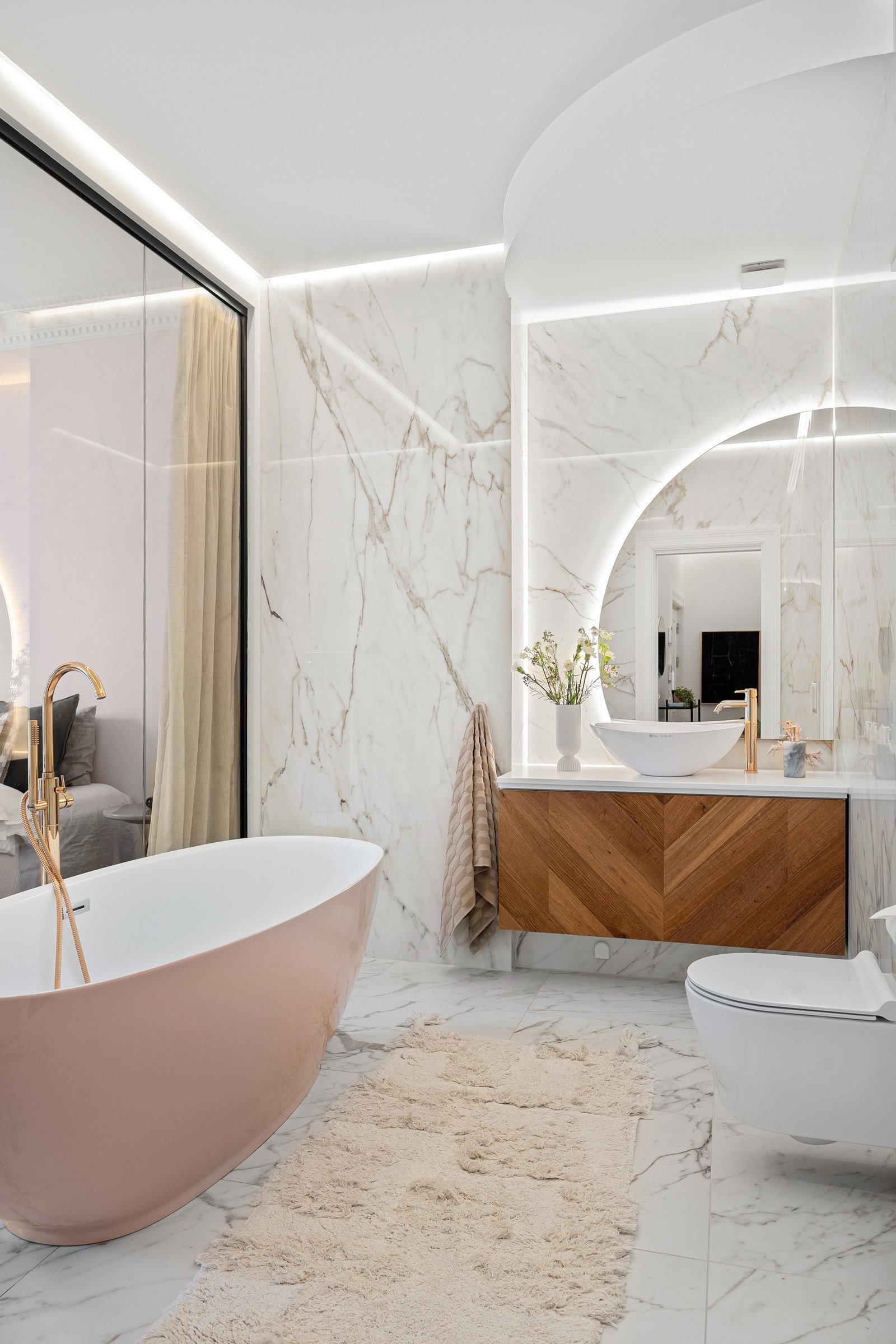 - Romslig bad med badekar og vegghengt toalett samt mekanisk avtrekk - Galleribilde